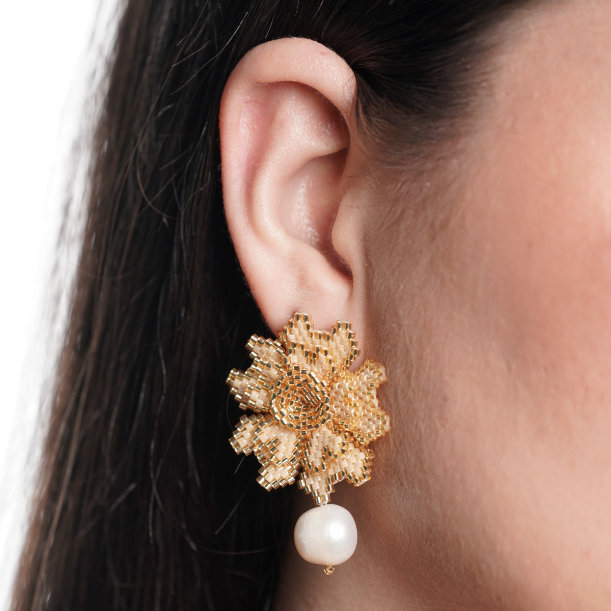 Aretes Flor en Relieve con Colgante de Perla Cultivada