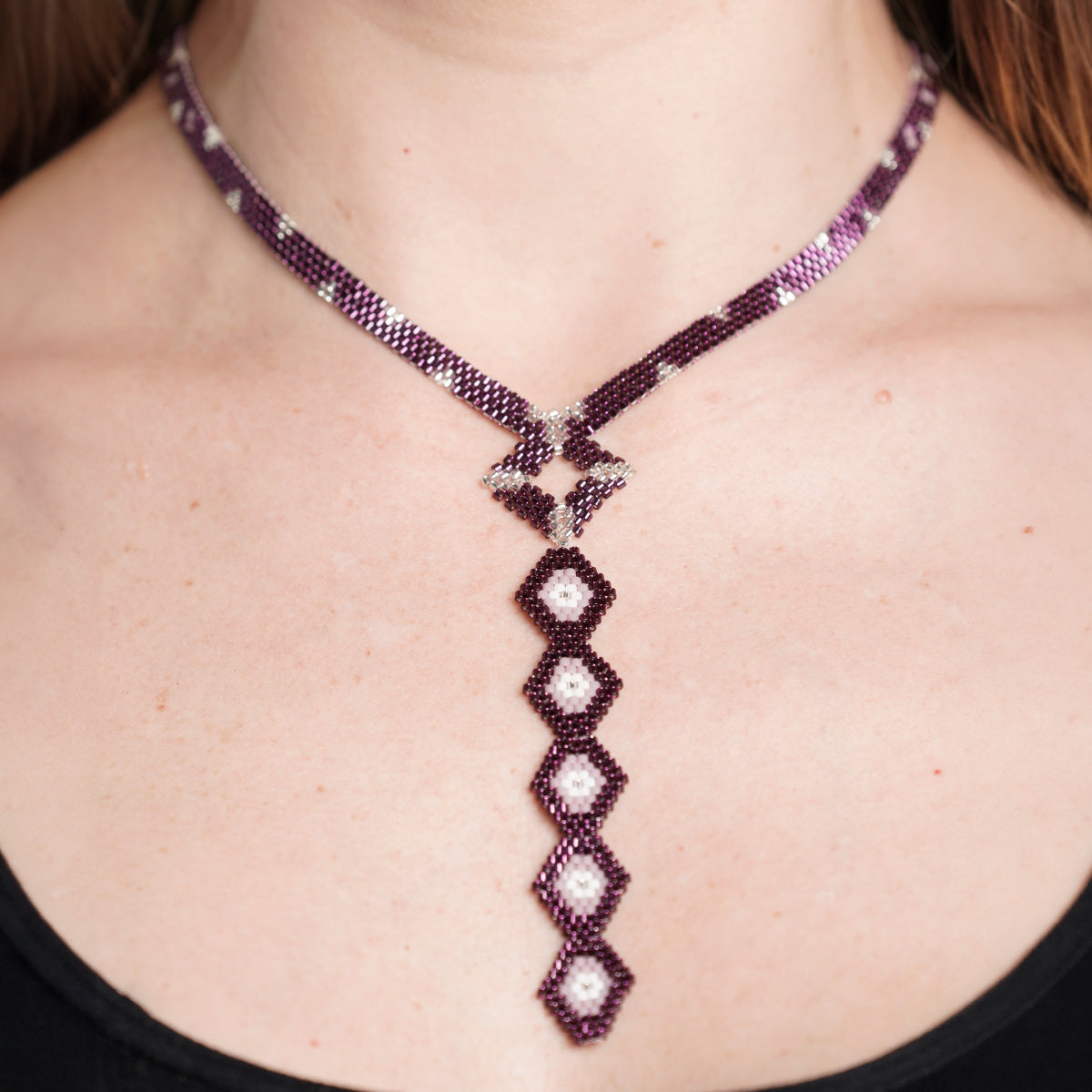 Collar con Rombos Violeta